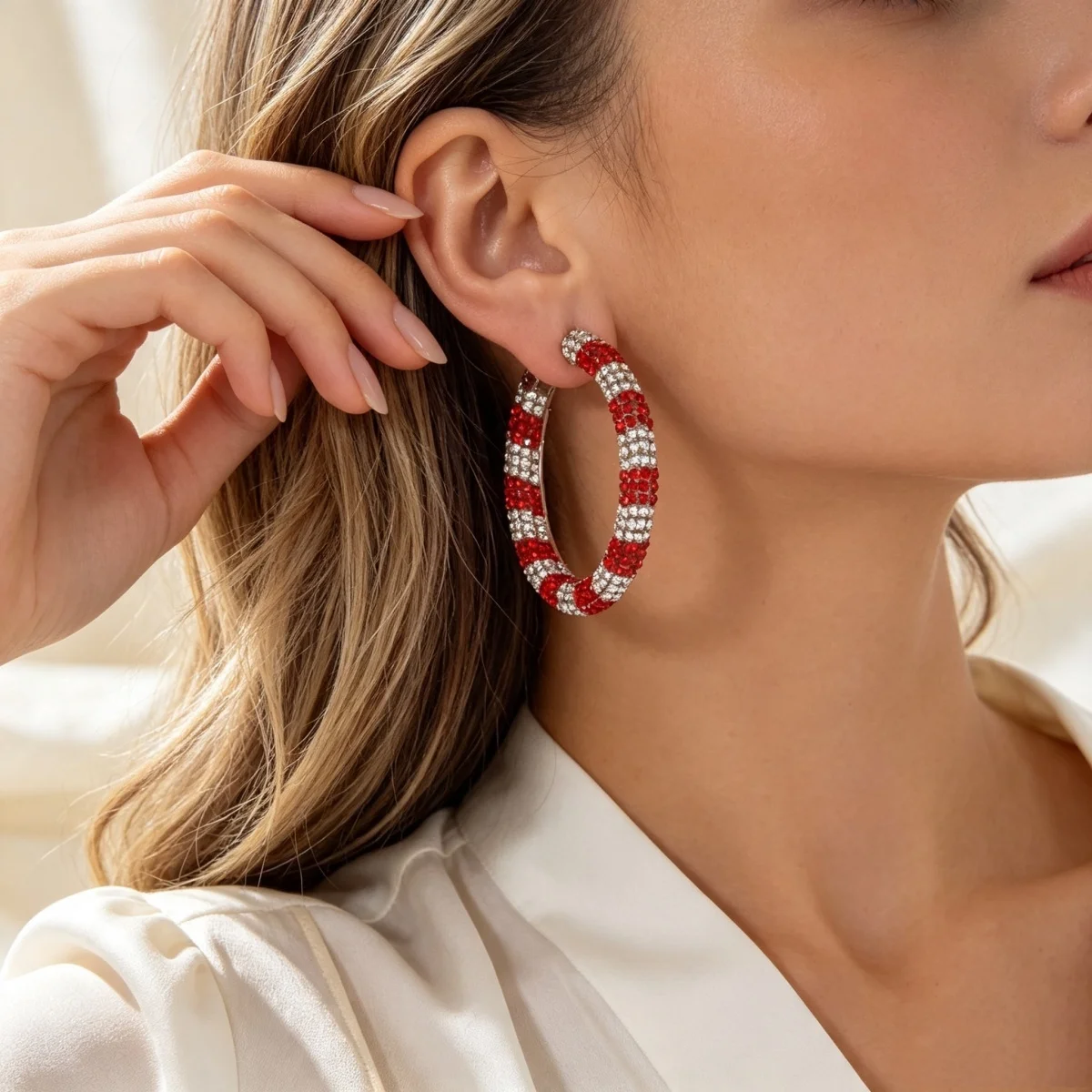 Weihnachtliche Vollrot-Weiß-Strass-Zuckerstangen-Creolen für Damen, Glänzende Gedrehte Streifen-Kreis-Ohrringe Schmuck – Detail 12
