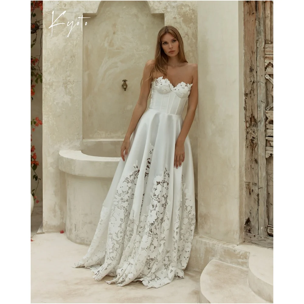 

Kyoto Свадебное платье трапециевидной формы с кружевной аппликацией цвета слоновой кости, без бретелек, без рукавов, с вырезом فستان زفافCourt Train 2025Abito da sposa