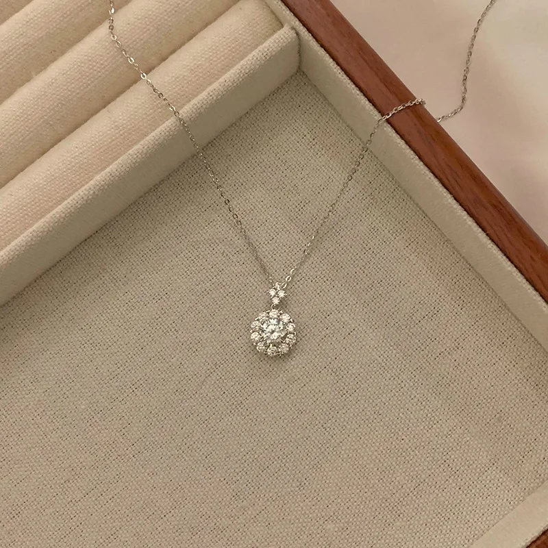 

Эта роскошная и изысканная круглая подвеска из стерлингового серебра 925 пробы с цирконом представляет собой новогодний и рождественский подарок для женщин.