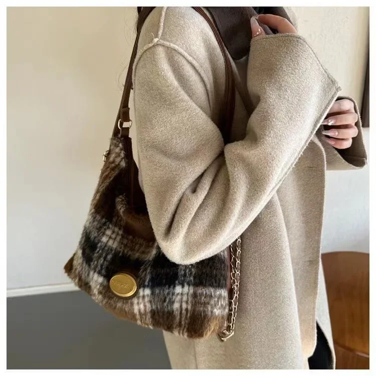 Faux Fur bolsa com detalhe cadeia, elegante sacola, chique e profissional