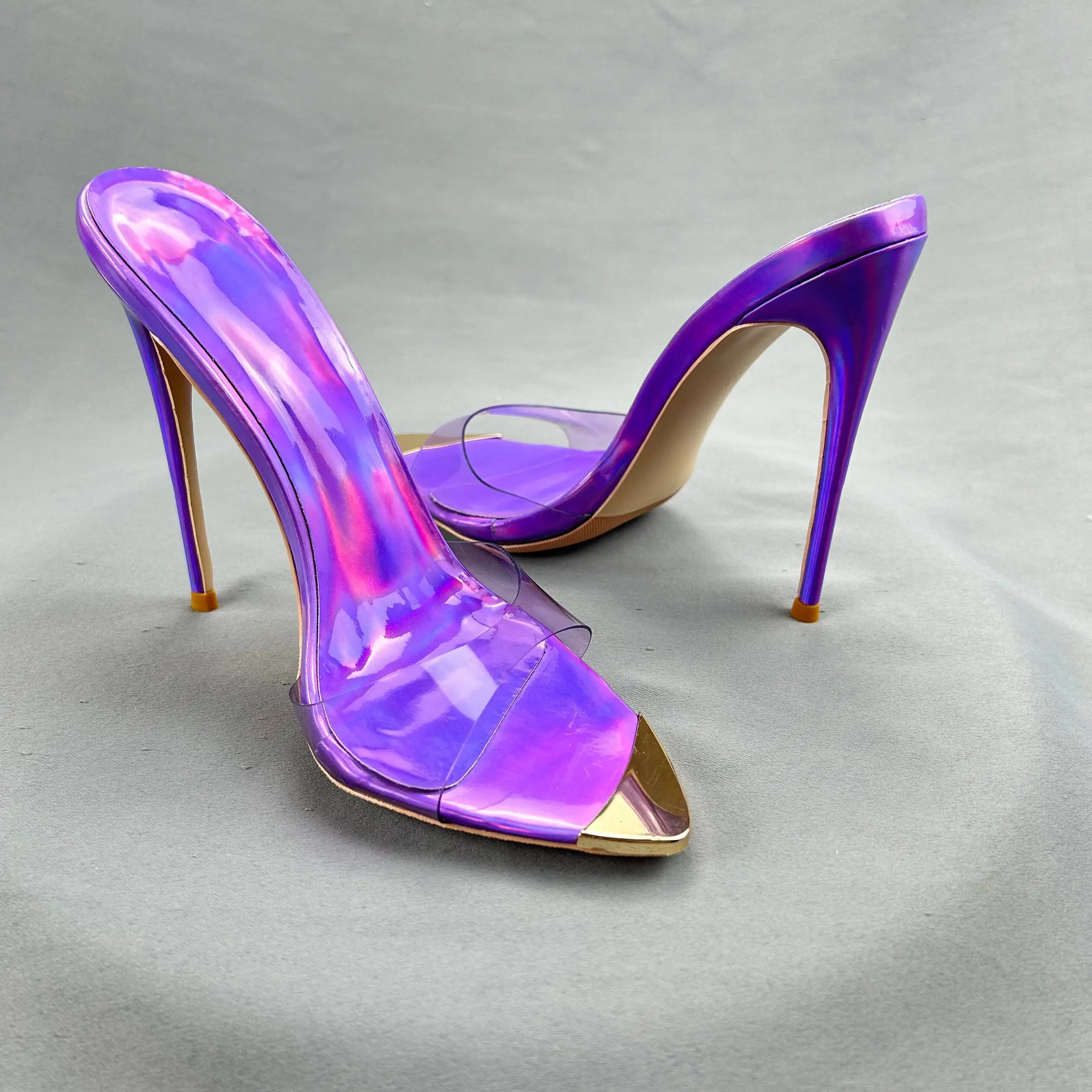 

Летние новые модные женские сандалии-мюли с открытым носком, на тонком каблуке 12 см, из прозрачного ПВХ, с металлическим декором, простые и стильные.