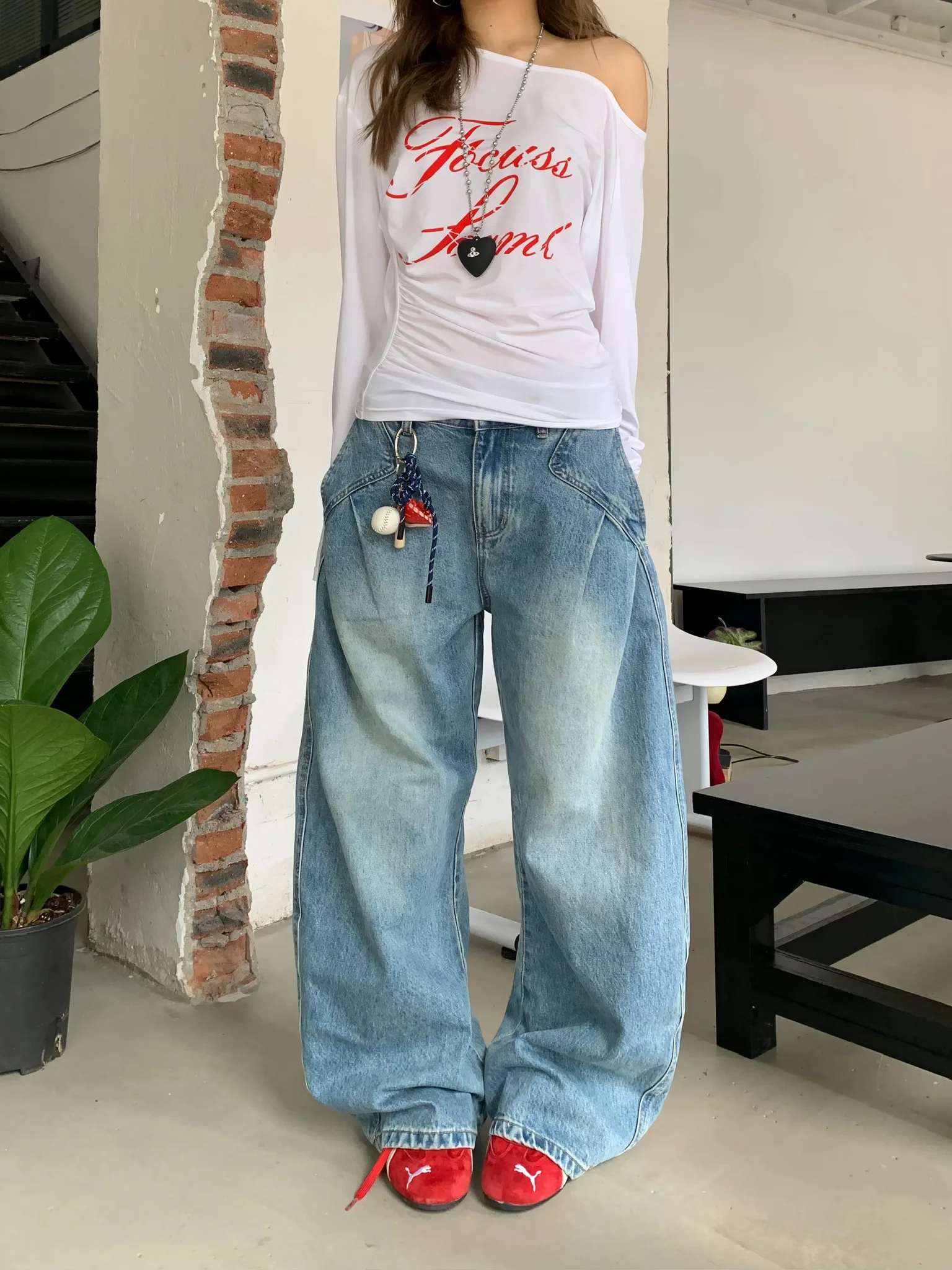 

Женские широкие джинсы Waed: свободный крой, эффект стройности, дизайн с вырезами, высокая талия, застежка-молния, осенняя коллекция