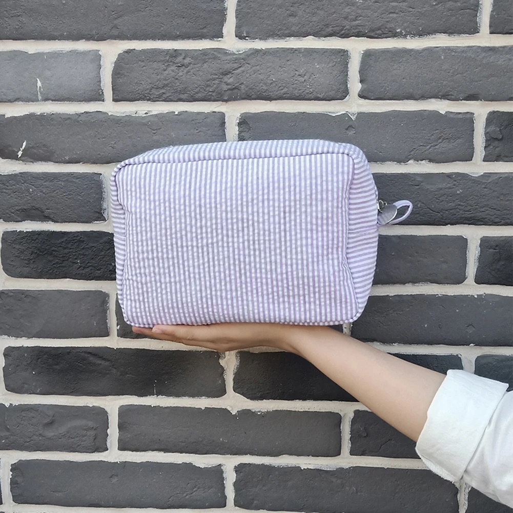 حقيبة مكياج من Seersucker لتنظيم السفر بسحاب للإغلاق، منظم مكياج كبير محمول مقاوم للماء من النايلون للنساء والفتيات