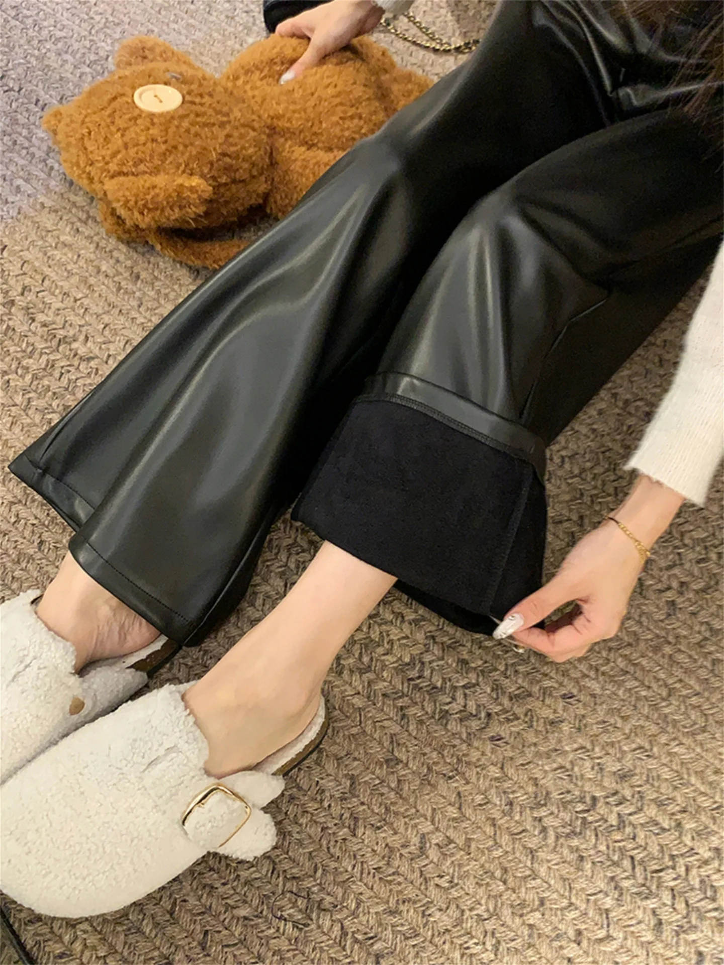 Pantaloni in pelle casual in pelle PU di velluto sottile per donna Autunno Inverno Nuovo senso del design Pantaloni a gamba dritta marrone nero a vita alta