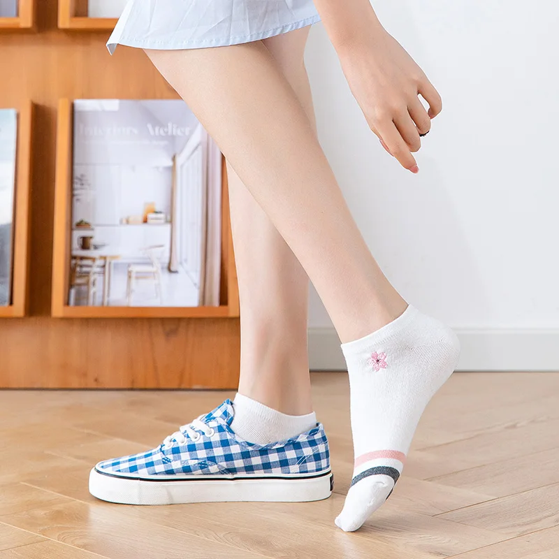 5 Paar japanische bestickte Sakura-Blumen-Damensocken, weiß, rosa, weiblich, lässig, gestreift, Karos, Bootssocken, atmungsaktive Söckchen