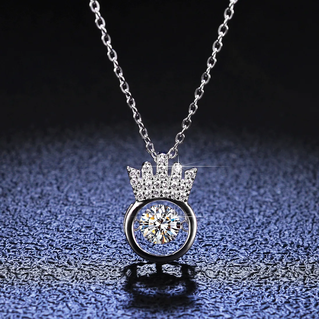 

Boutique PT950 platinum necklace moissanite pendant necklace ladies fashion crown beating heart pendant clavicle chain