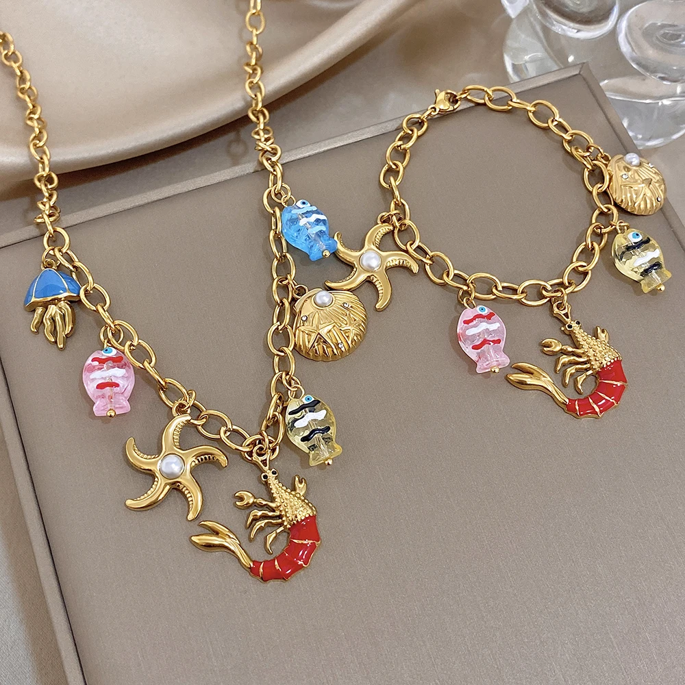 Vergoldetes Edelstahl-Armband- und Halsketten-Set mit niedlichen farbigen Garnelen-, Fisch-, Seestern- und Muschel-Anhängern – Strand-Schmuck