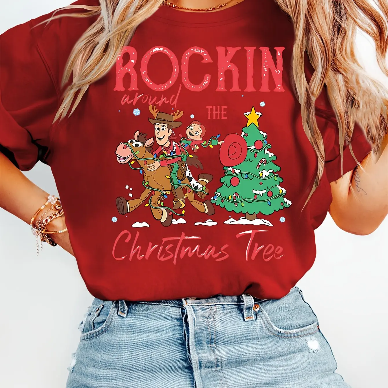 تي شيرت نسائي من Disney Toy Story لعيد الميلاد، تي شيرت رسمي لفيلم الرسوم المتحركة Pixar مع تصميم قلب أحمر وودي جيسي ناعم قابل للتمدد