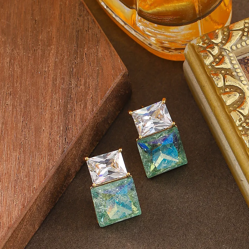 

Fashionable, exquisite, fresh, fairy style, ultra-flash glass crystal earrings, niche light luxury, high-end bridal earrings