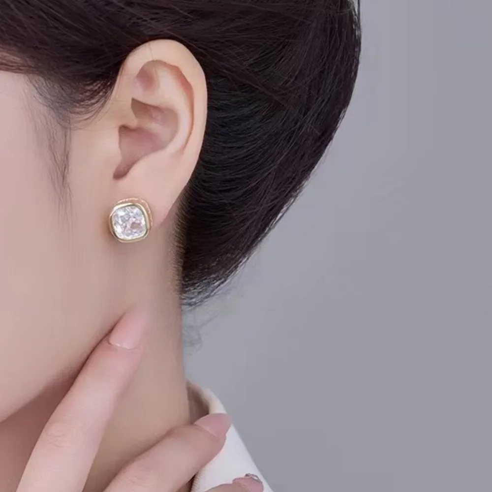 Fashionable zircon earrings, small and cute women's jewelry, anti allergic material, suitable for women's daily wear earrings.