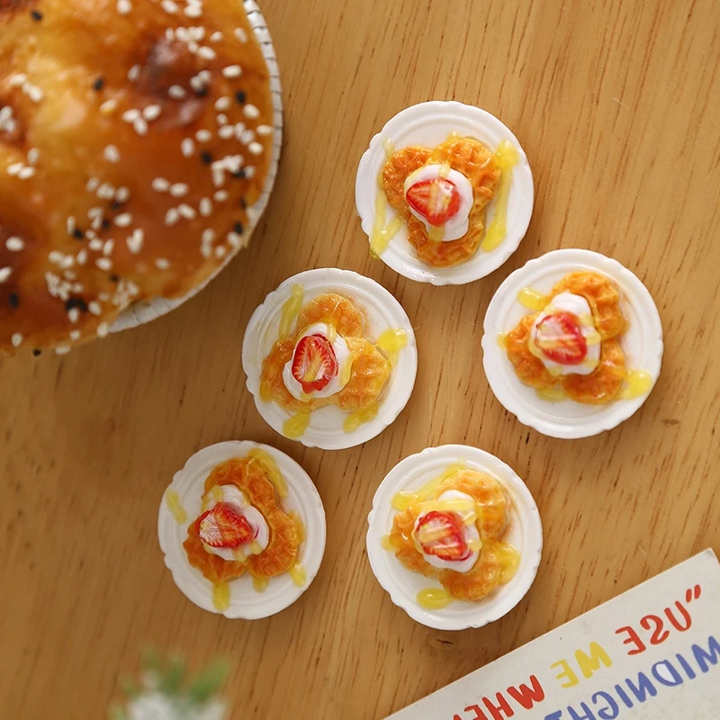 

Мини-кукольный домик «сделай сам», украшение для модели торта с клубникой и вафелью, 4-х предметный набор кухонных аксессуаров с имитацией еды