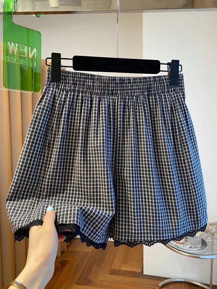

Новые летние женские клетчатые свободные повседневные шорты А-силуэта с широкими штанинами, кружевной отделкой, в японском стиле, с высокой талией, из хлопка