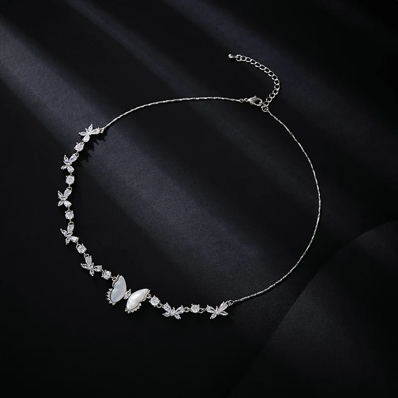 هذه قلادة الفراشة المصنوعة من الزركون الأبيض المصنوعة من عرق اللؤلؤ وهي إكسسوار سلسلة الترقوة متعدد الاستخدامات