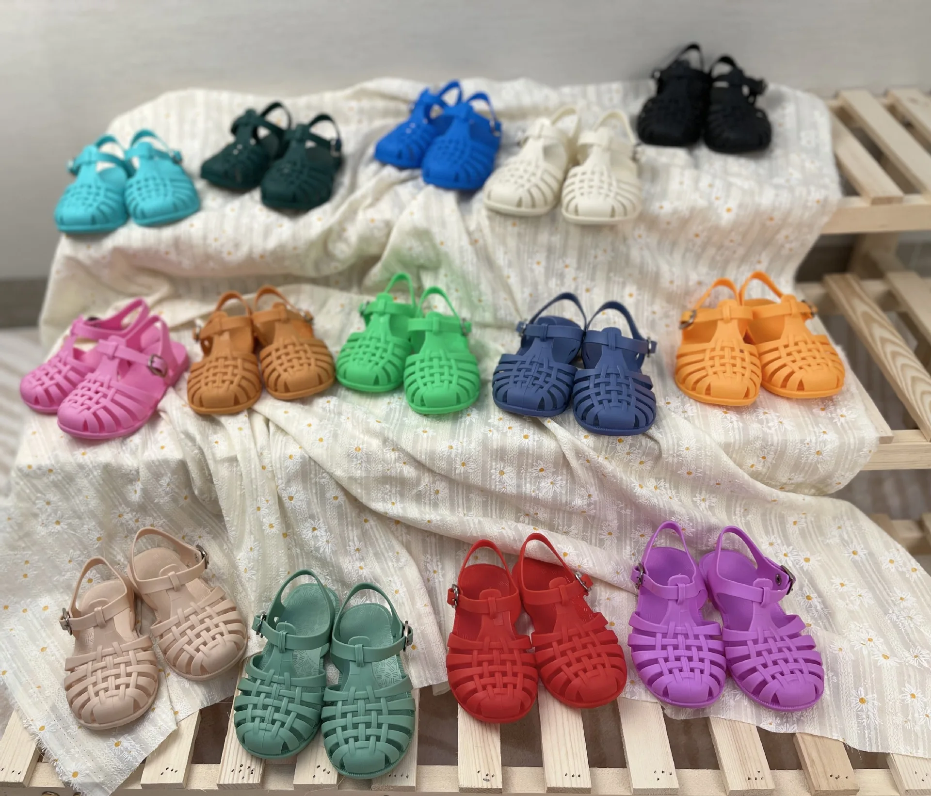 

Girls' Sandals 2024 New Jelly Shoes Children's Simple Summer Baby Sandals Kids Baotou Soft Sole Roman Flat Jelly Shoes SO140