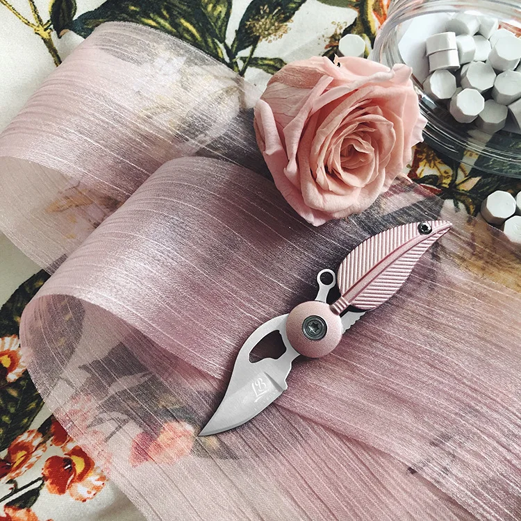 WXCOO Mini Knife Creative Feather-Shaped Craft Knife Multifunctional Kitchen Fruit Slicing Folding Pocket Knife Kitchen Supplies