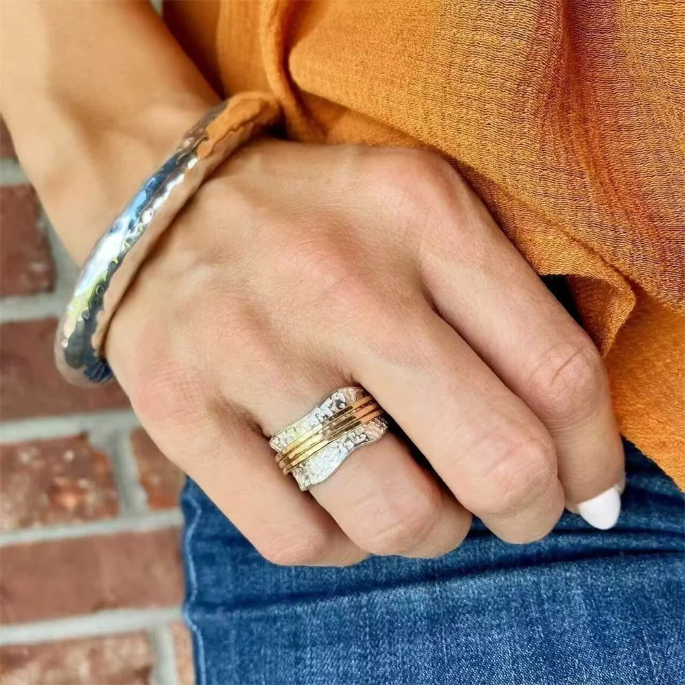 Retro Hammer-Muster Breiter Ring für Frauen, Nischendesign, Geometrisch, Zweifarbig, Kreativ, Personalisiert, Trendige Accessoires – Detail 4