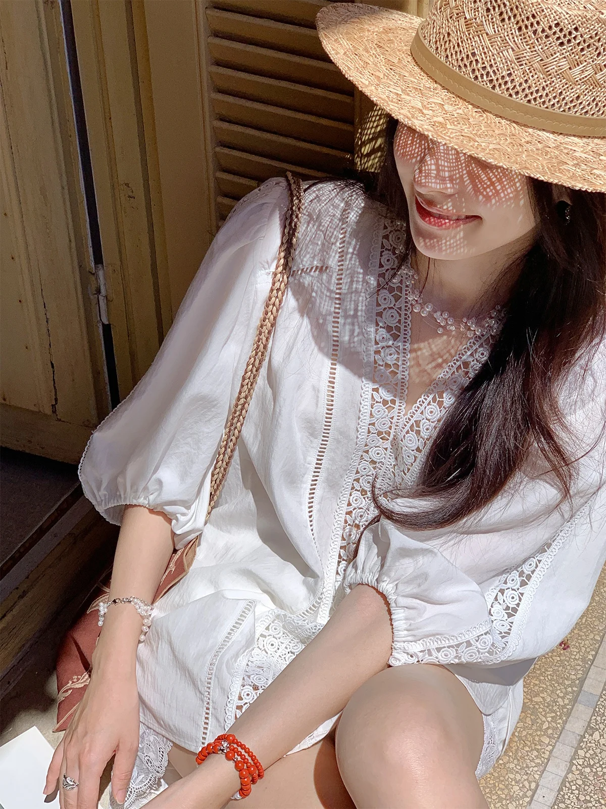 

Summer V-Ne Design Lantern Sve Loose White irt Women's French Sle Hollow Weave Belt Drapey Lantern Sve irt