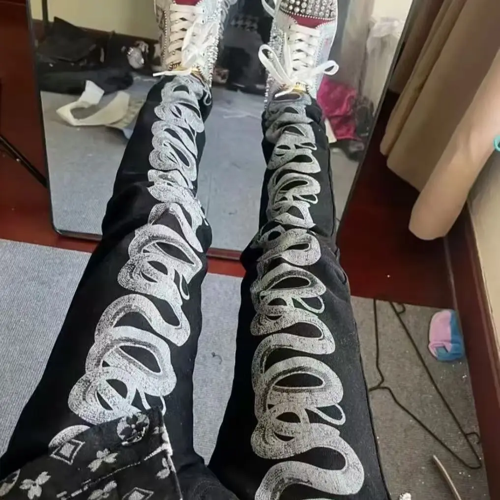 2025 트렌디 브랜드 디자이너 신상 하이 스트릿 블랙 찢어진 패치 레터 자수 슬림핏 엘라스틱 스몰풋 청바지 남성 의류