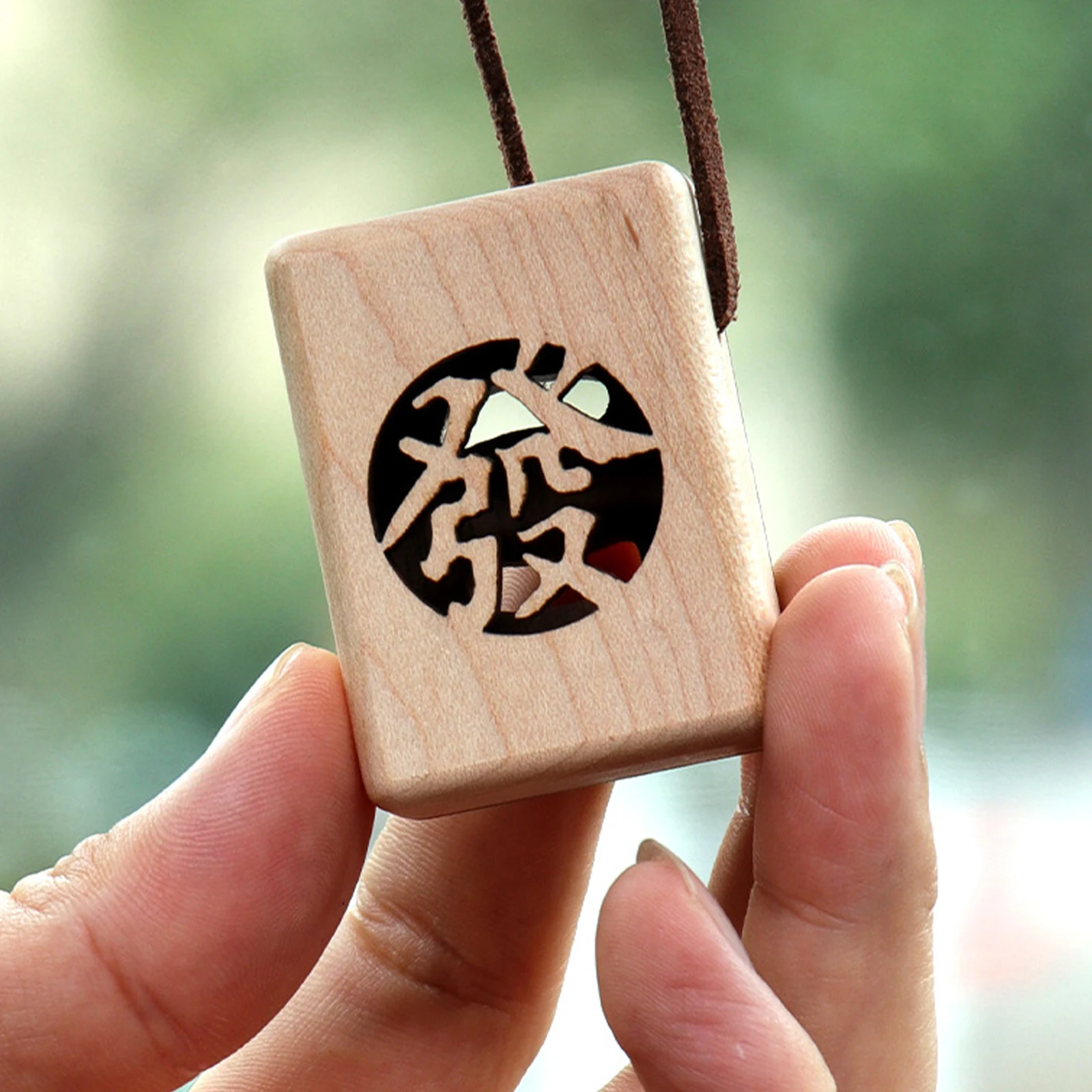 1Pc Magnetic Mahjong/Planet Shaped Solid Wood Diffuser - Creative Aromatherapy Pendant for Car Air Vent