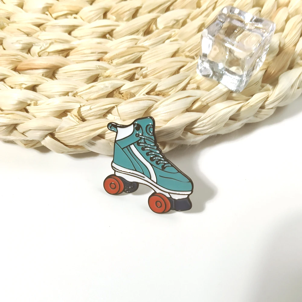 1pcs Roller Skates Enamel Lapel Pins Ice Skating Shoes Brooches Metal Badges for Backpack Sports Jewelry for Women Gift
