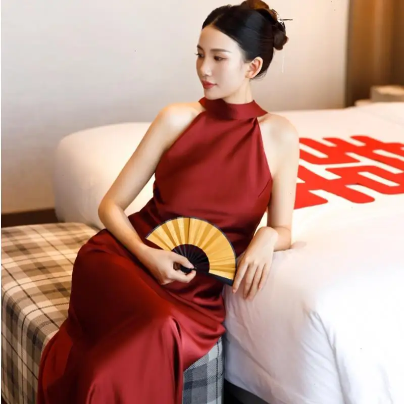 Burgunderrotes Toastkleid der Braut mit einem Gefühl der Raffung 2025 Neues schmales Neckholder-Hochzeitsabendkleid