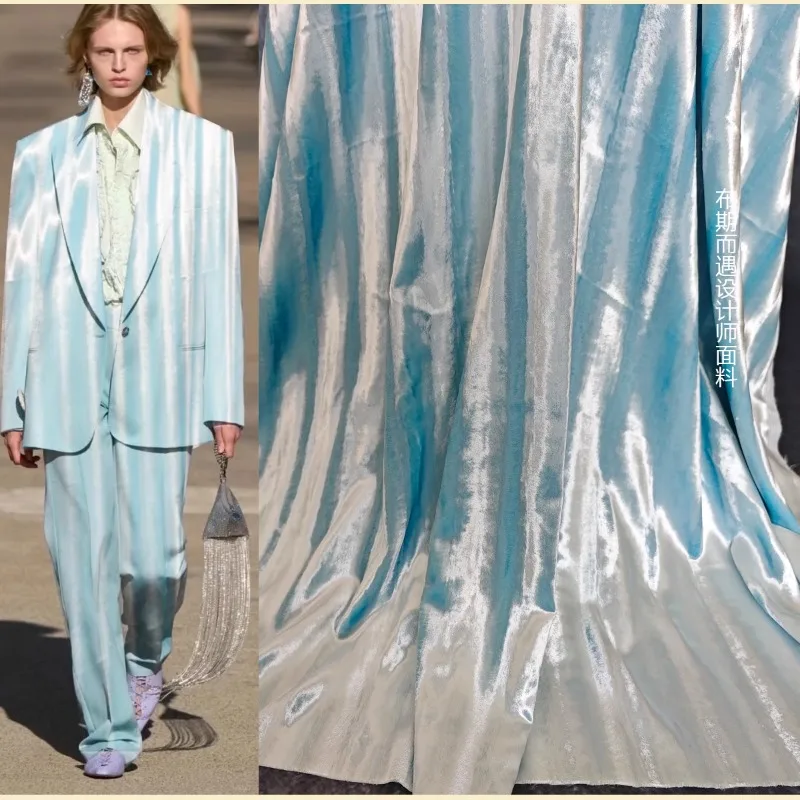 

Голубая глянцевая неэластичная бархатная ткань в полоску для градиентного дизайнера, креативная одежда, шитье своими руками на метр, тканевый материал