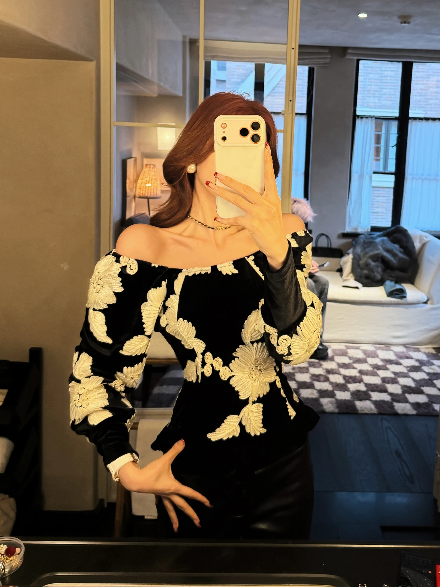 

Элегантный женский топ из бархата с вышивкой и цветочным узором, с открытыми плечами, для ранней весны