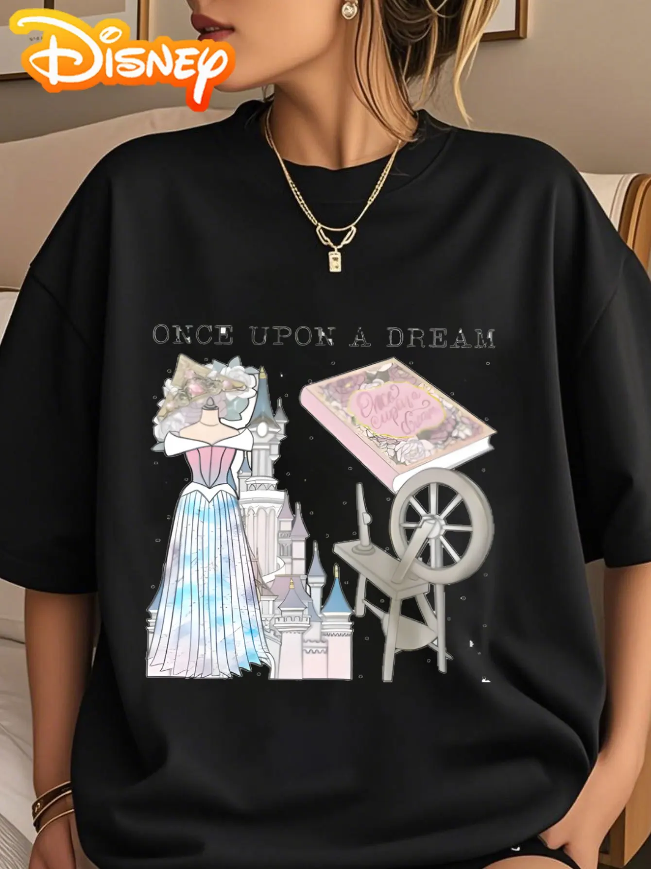 تي شيرت برسومات Disney One Upon A Dream Castle - تي شيرت كاجوال أسود بأكمام قصيرة مع تصميم سندريلا وعربة الأميرة