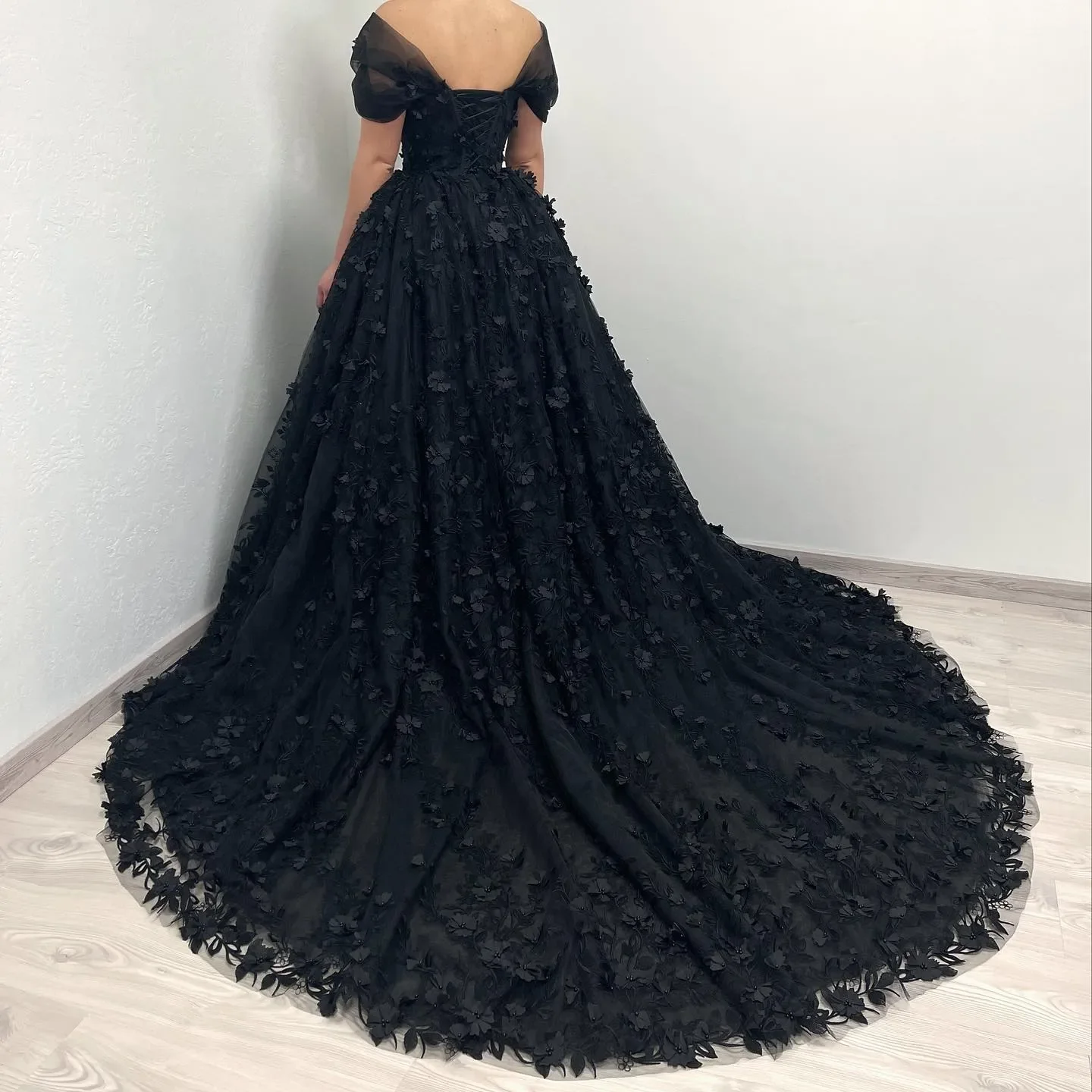 Gorgeous new A-Line Sexy V-neck Off-the-shoulder Halter Bridal Dress 3d Applique Lace Sweep Train Black Wedding Dress 2024