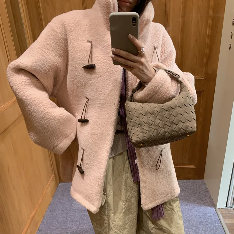 معطف شتوي بياقة من الفرو الصناعي من جلد الغنم عتيق بأزرار من الجلد والفراء متكامل متوسط الطول ملابس خارجية نسائية