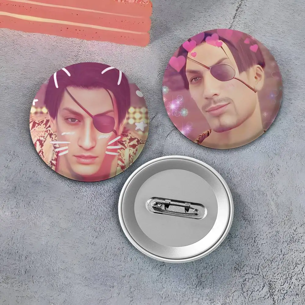 الحب G-Goro Majima Y-Yakuza شارات مستديرة رائعة شارة دبابيس الإبداعية للملابس قبعة ظهره هدية اكسسوارات #2