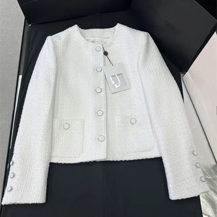 

Индивидуальный пошив: Европейская женская мода 2026, новая весенняя коллекция – белый твидовый костюм с длинным рукавом, пальто на одной пуговице и юбка