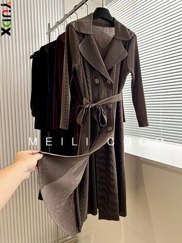 Yudx Fashion Honderd Slanke Miyake Geplooide Revers Dames Trenchcoat 2024 Herfst En Winter Nieuwe Effen Kleur Veteraan Design Jas