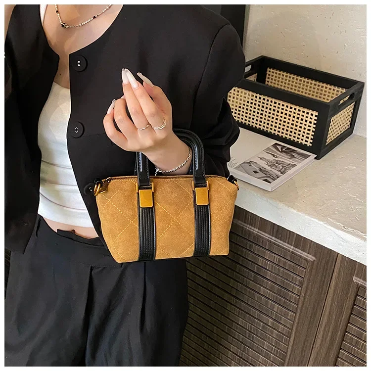 

Frosted Suede Retro Handbag Bag Women's 2025 New Diamond Pillow Bag, High-end Versatile Commuter Messenger Bag