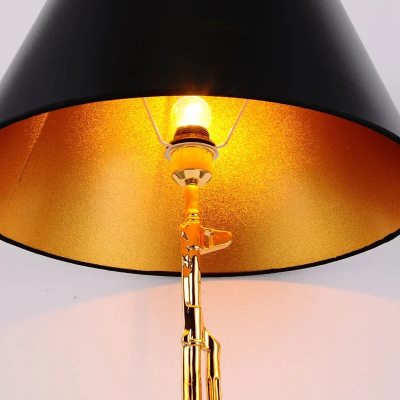 Nowoczesny salon AK47 Nordic Gold Silver Gun Lampy podłogowe do salonu Lampka stołowa Home Decor Lampka nocna do sypialni