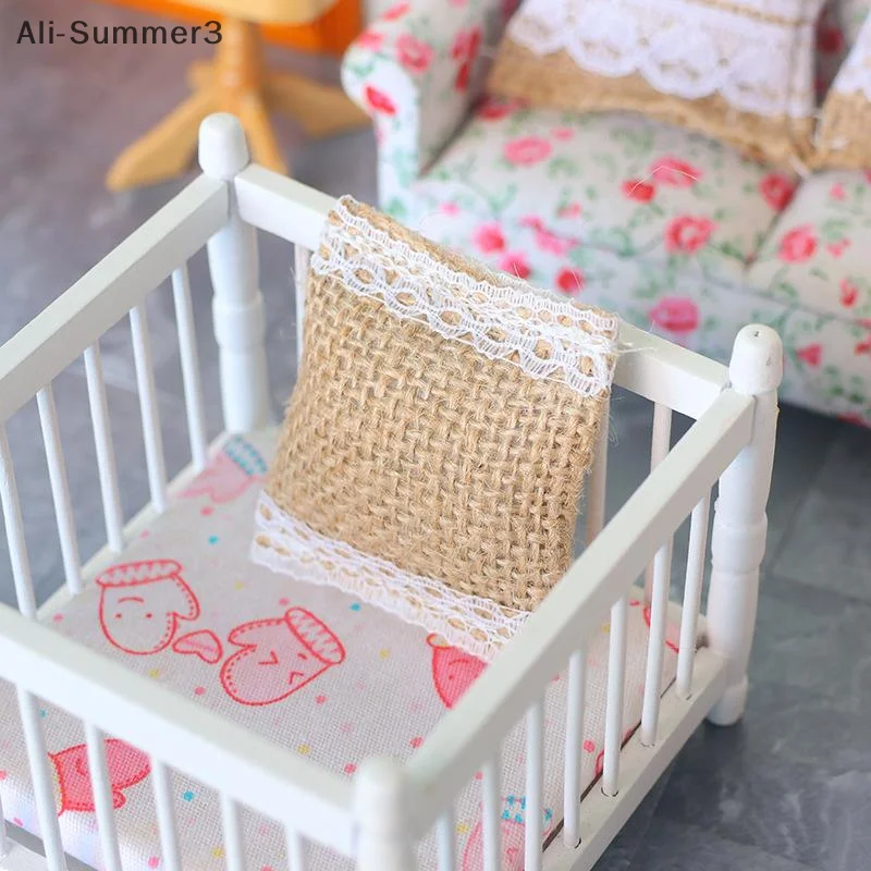 Mini almohada de encaje de simulación para casa de muñecas, cojín para sofá, decoración para sala de estar, accesorios de decoración para casa de muñecas, 2 uds., 1/12