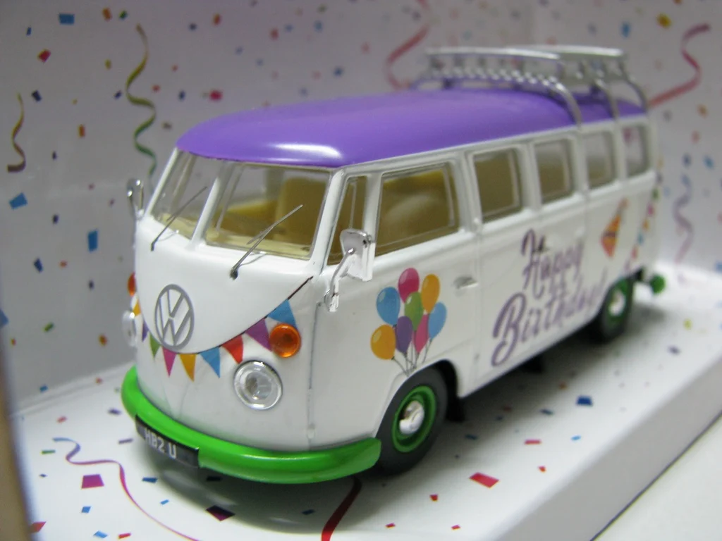 Modèle de voiture en alliage moulé sous pression, échelle 1:43, CORGI VW Camper, joyeux anniversaire, jouet de collection, cadeau, affichage Souvenir, ornement