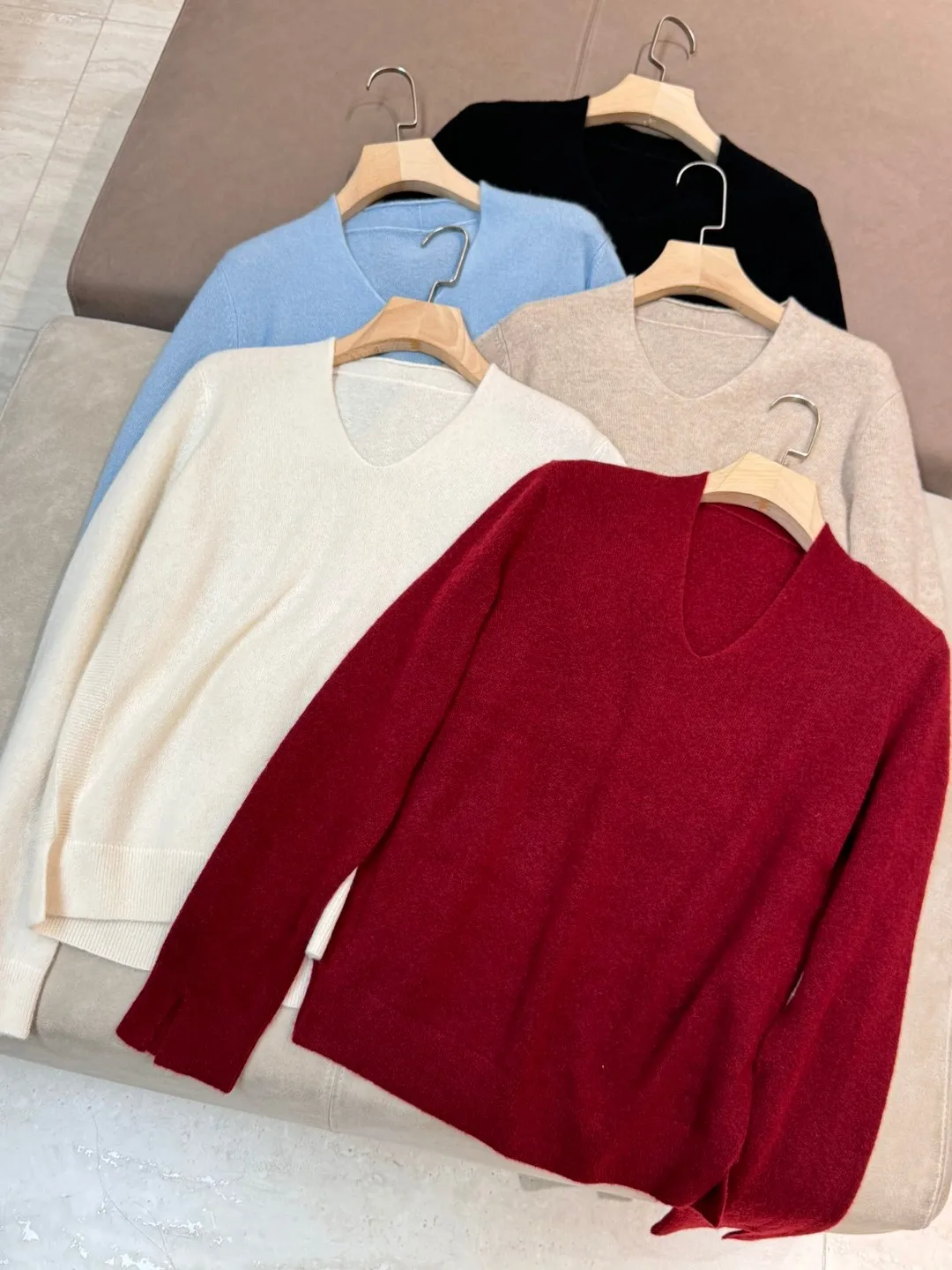 Casual luxurious solid color V-neck base sweater