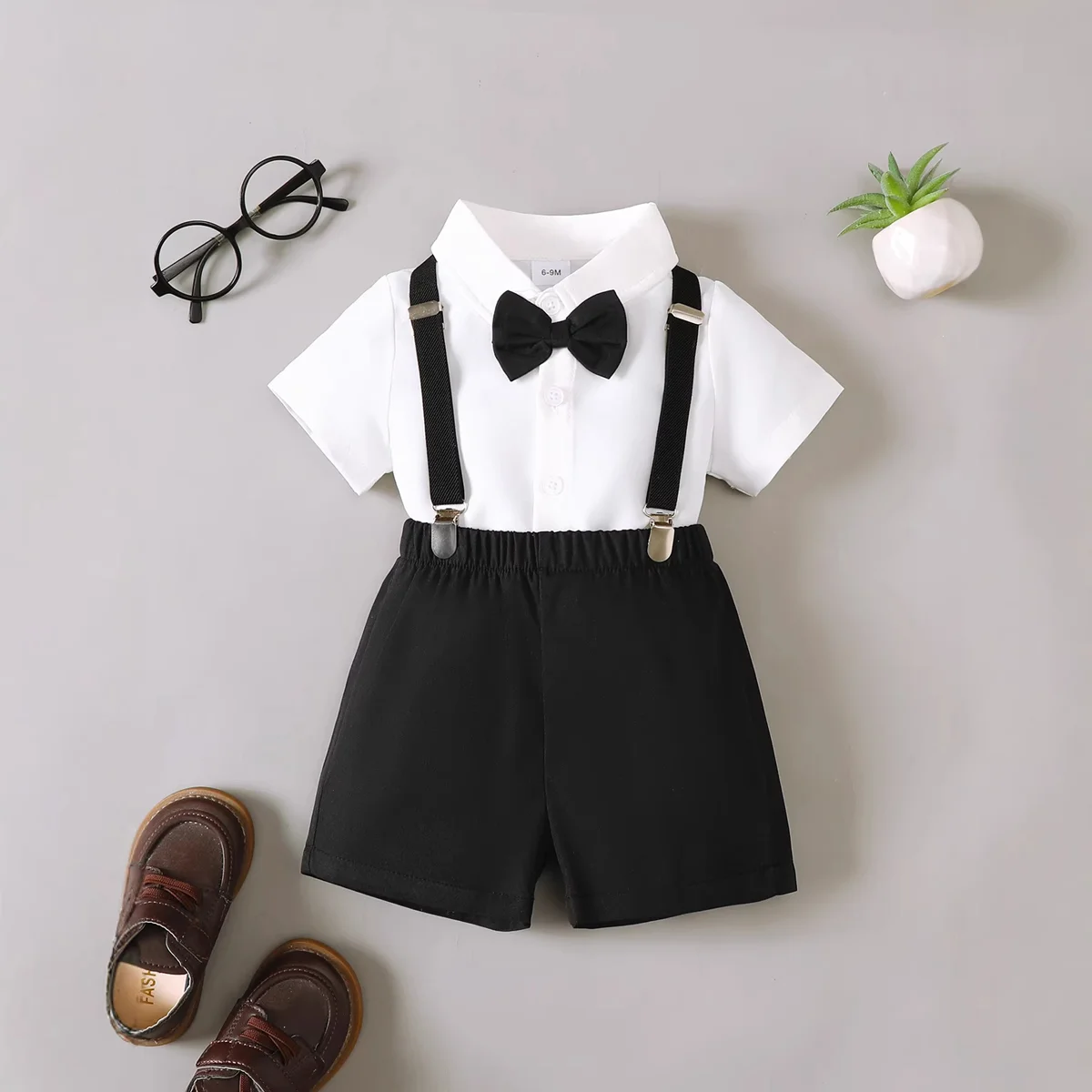 Baby-Jungen-Set: Schwarzes Hemd mit Kragen und Fliege, Kurzarm-Oberteil und schwarze Shorts, geeignet für 0-3 Jahre alte Baby-Jungen, Sommer-Set im kleinen Gentleman-Stil. – Detail 1