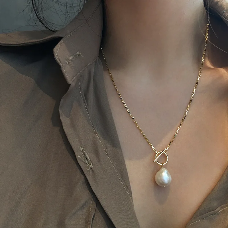 

Irregular Freshwater Pearl Necklace Box ChainOTLocking Clavicle Chain for Women Fashion Design Retro Internet Celebrity Neck Jew