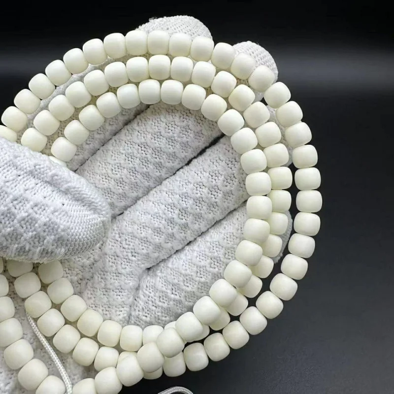 

Подлинный хайнаньский белый нефрит (не корень бодхи), искусно выполненный и тщательно отработанный, длинная цепочка из 108 бусин, выполненная по традиционной технологии.