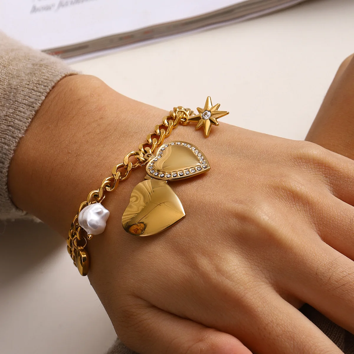 يوري هوت ستايل 18K الذهب اللون PVD الفولاذ المقاوم للصدأ القلب صندوق الصور سوار تبديل المشابك المعصم مجوهرات هدية حصرية