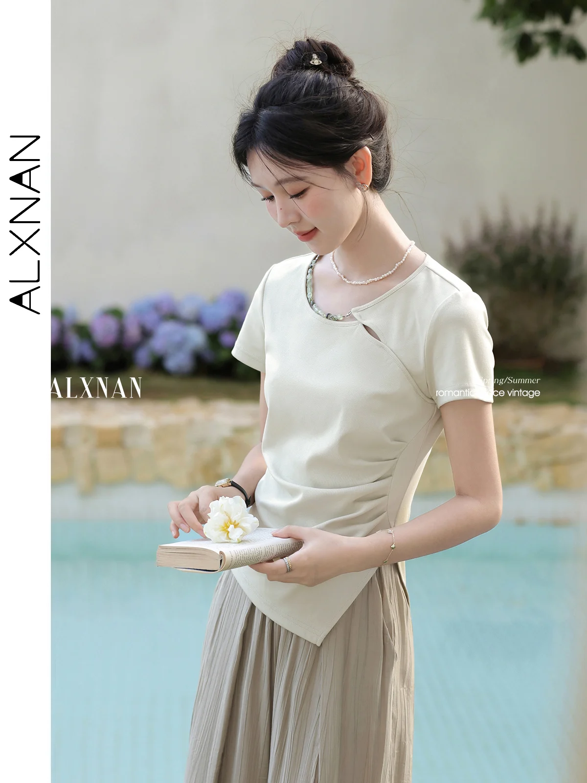 ALXNAN dames T-shirt lichtgroen slim fit katoen korte mouw T-shirt 2025, zomer nieuwe elegante kralen ontwerp vrouwelijke tops L53719