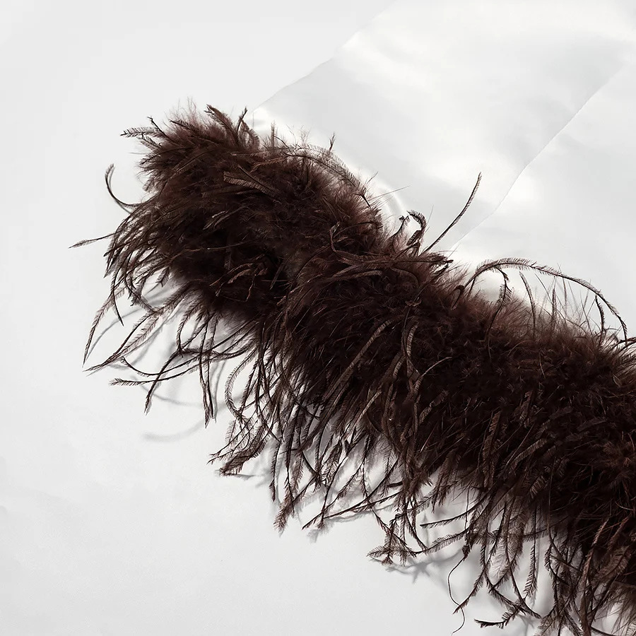 Kondala branco sexy mulher moda 2025 cami vestido com zíper sem costas pena decoração vestidos sem mangas magro feminino mini vestidos