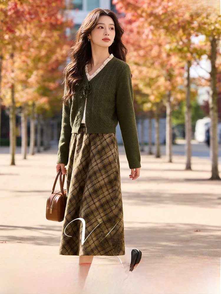 

Комплект из вязаных изделий больших размеров: винтажная юбка в клетку макси длины, стройнящая фигуру, для повседневной носки и офиса, комфортная посадка, А-силуэт, весна 2026