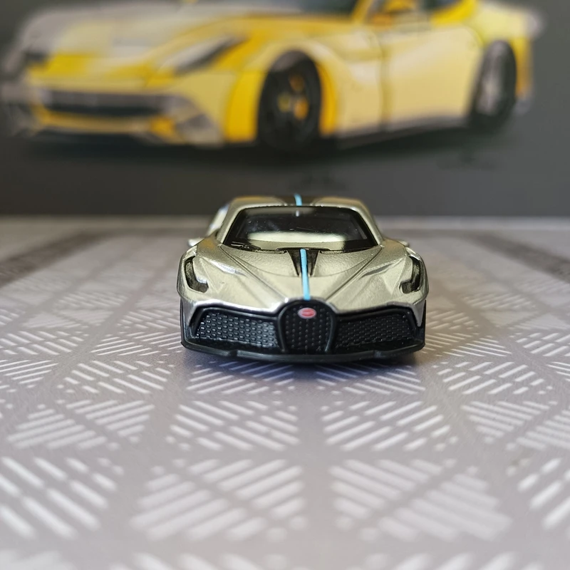 

Модель гоночного автомобиля Bugatti Divo из сплава, масштаб 1:64, с богатой детализацией, высоким качеством изготовления и отличным качеством.