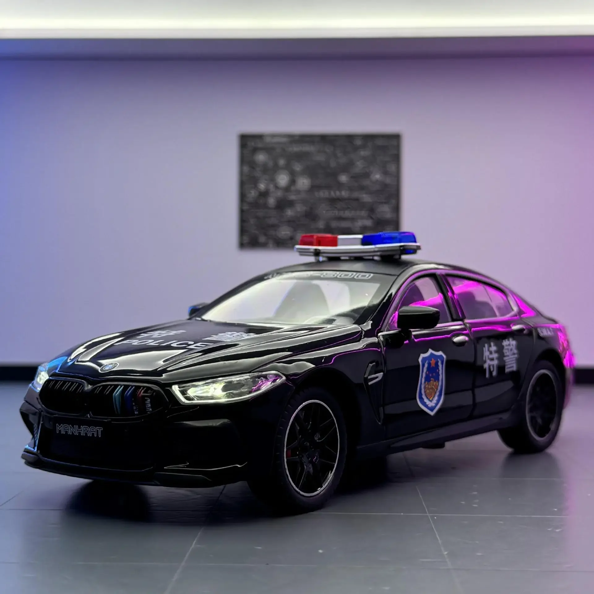 Voiture de police en alliage moulé sous pression, modèle en métal, son et lumière, jouet arrière nervuré, ornements d'ordinateur de bureau, cadeau d'affichage, simulation 1:24, BMW M8