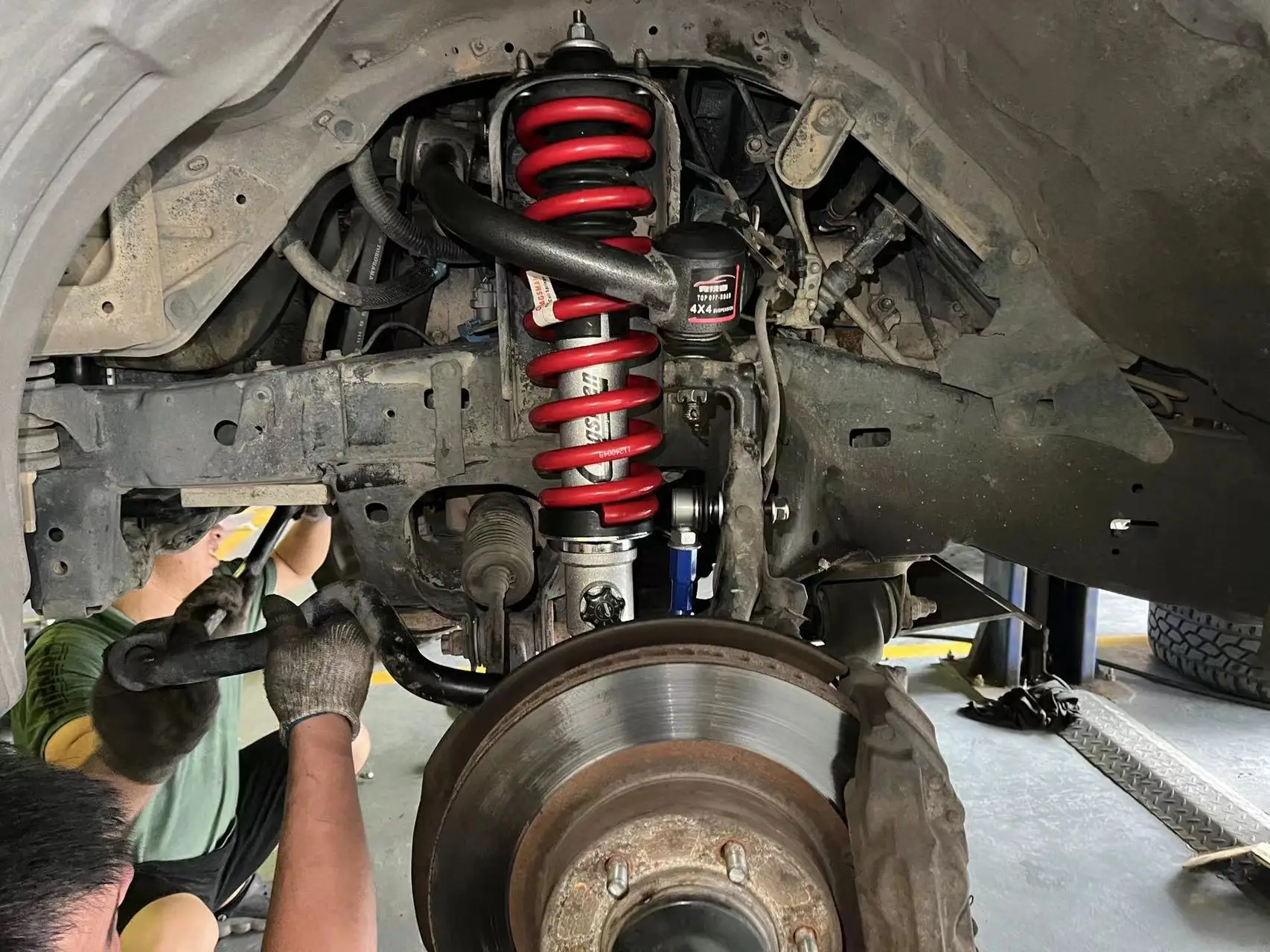 جودة قطع غيار السيارات السيارات الهواء تعليق 4X4 امتصاص الصدمات لBt-50 #3