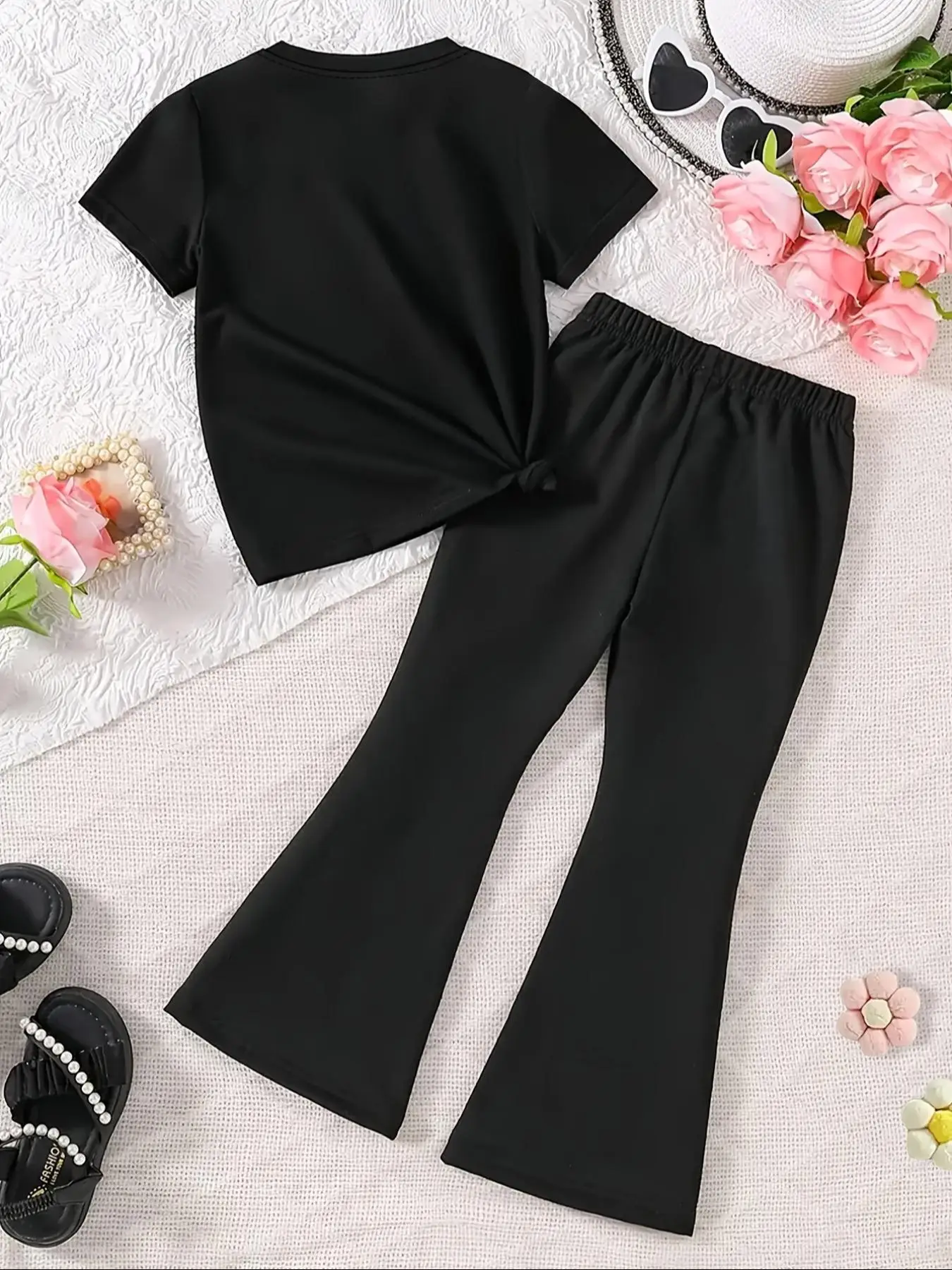 Girls' Summer Short-Sleeved Casual Outfit with Anime Character Print, Regular Short-Sleeved Top and Flared Pants Two-Piece Set, Suitable for Girls Aged 4-12, Versatile Clothing for Home and Outings