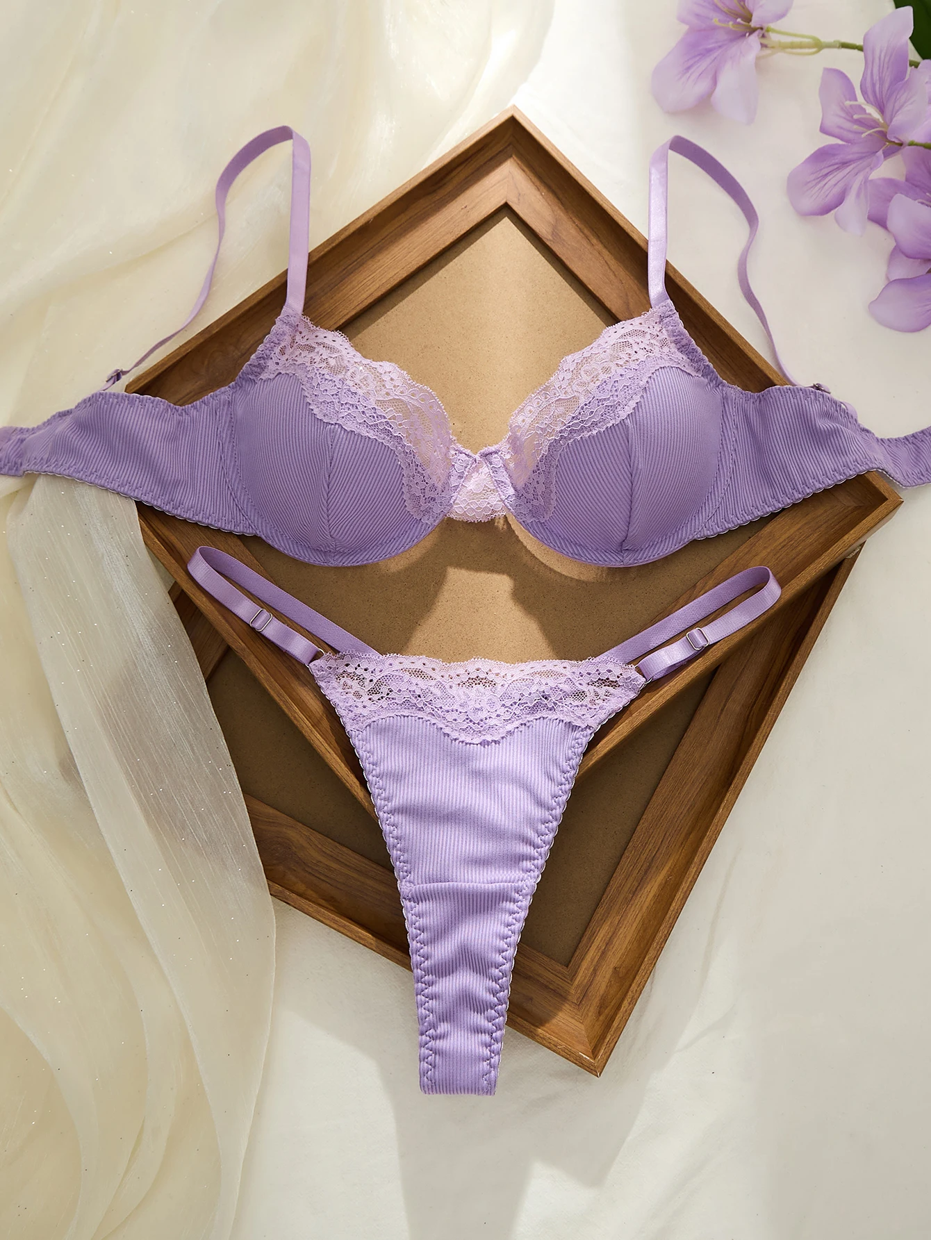 Elegante conjunto de bralette y panty de encaje morado - Tacto suave, soporte fruncido, tanga sexy - Ideal para regalo o uso personal